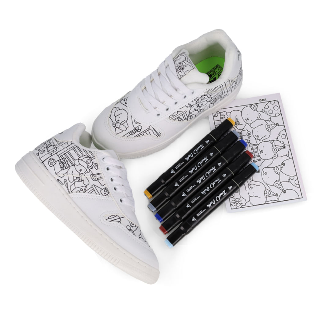 Par de tênis infantil branco Bobbie Goods Mini Pé personalizável com canetinhas coloridas e folha para colorir.